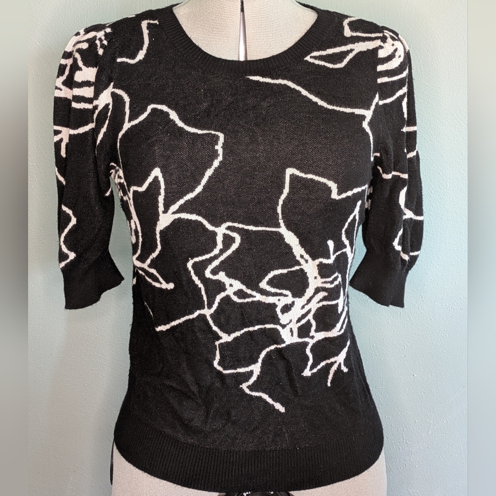 White House Black Market Black and White Sweater Size Large